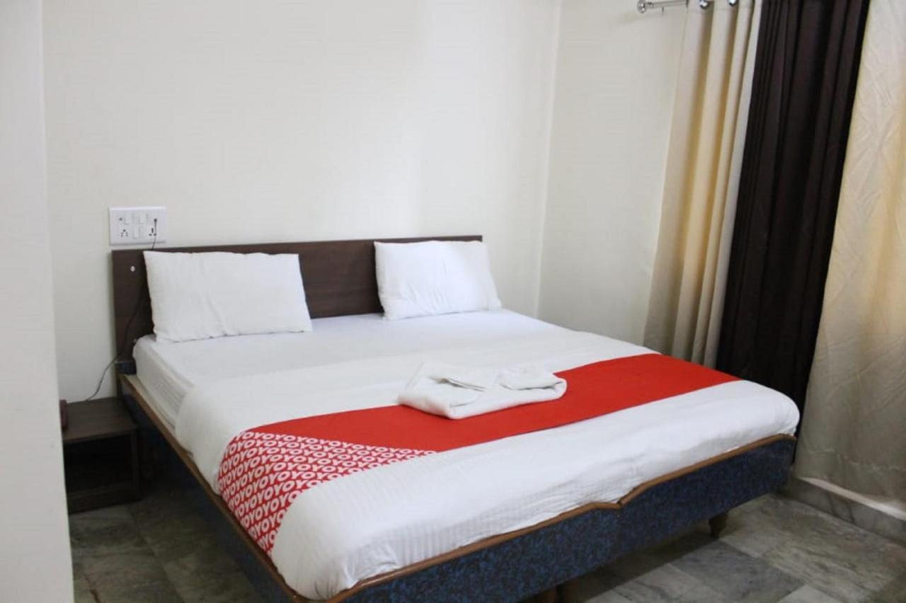 Hotel Krishna Pardi Exterior photo