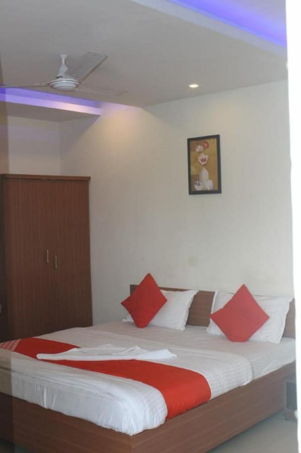 Hotel Krishna Pardi Exterior photo